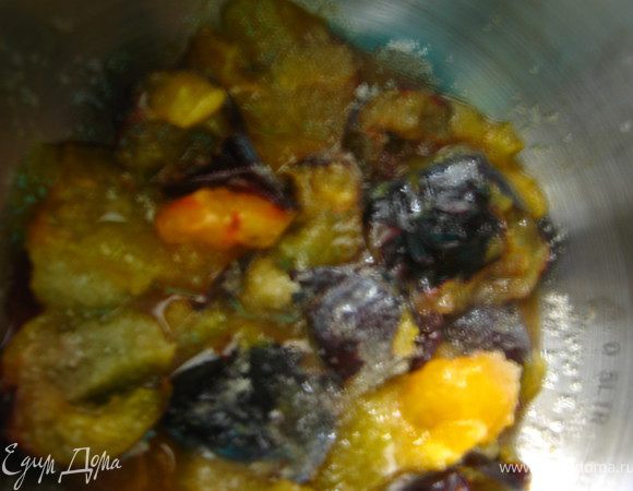 Сливы очистить от косточек, сложить в кастрюлю  и варить с сахаром (50гр)до мягкости.