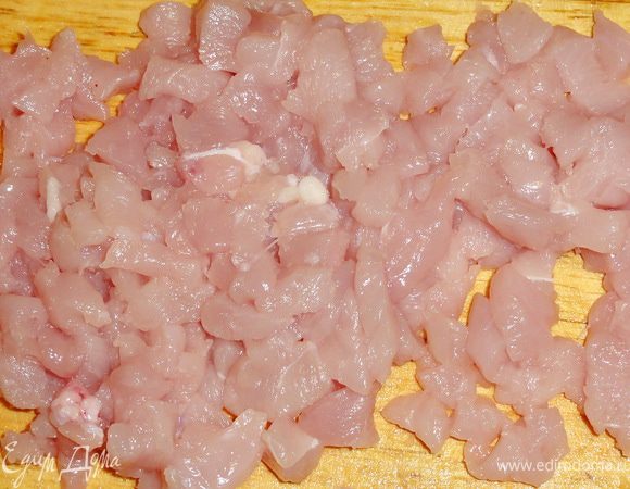 Куриную грудку нарезать мелкими кубиками.