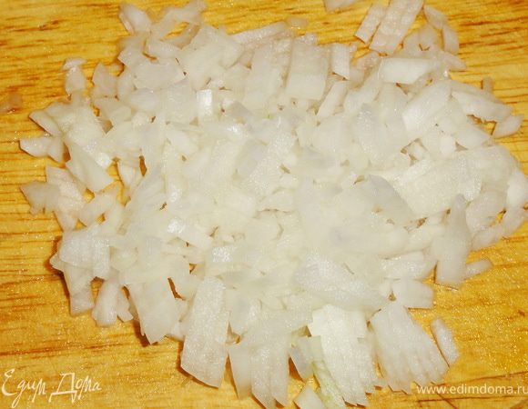 Лук мелко порубить.