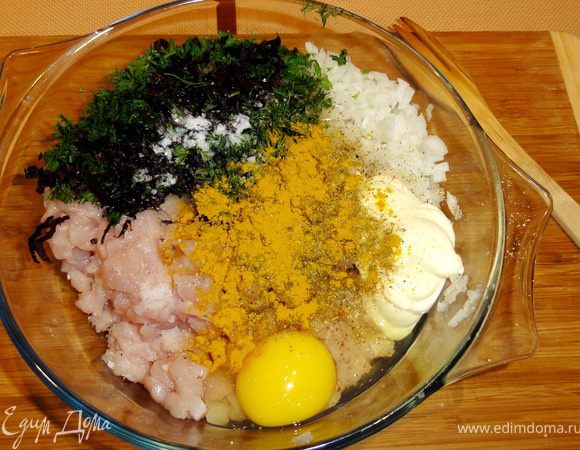 К грудке добавить яйцо, майонез, лук, зелень, соль, перец, специи.