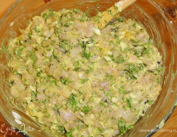 Все тщательно перемешать и добавить муку.