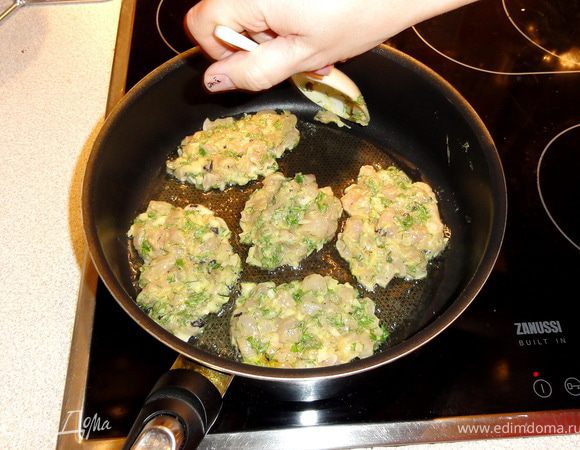 На разогретое в сковороде масло выкладывать котлетки, формуя ложкой (лопаткой).