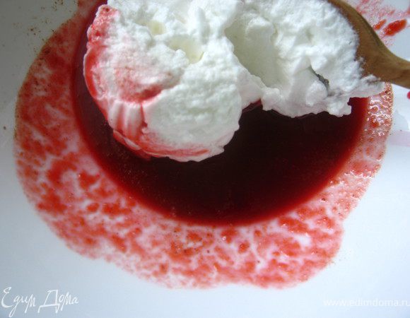 Частями вмешать белки в сливовое пюре. 