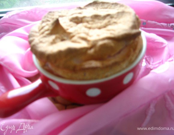 выпекать в разогретой до 200гр духовке 20 минут, затем при 180гр еще 10-15 минут. Следите, как только появится нежная, кремовая корочка -десерт готов. При выпечке суфле очень поднимется  ( почти в 2 раза),  потом осядет, но на воздушной структуре это никак не отразится.