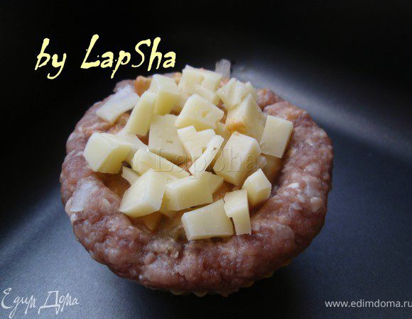 Посыпать сверху сыр. И поставить в духовку на 20-25 минут при температуре 200С