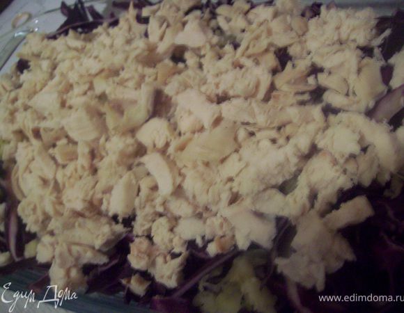 режем куриную грудку. тут 2 варианта.) ВАРИАНТ №1 режем ее мелко для салата и ВАРИАНТ №2 режем крупными кусками и получается полноценное блюдо из мяса и гарнира в лице чесночно-ореховой капусты