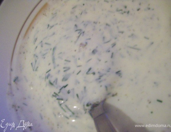 для  соуса: в равной пропорции мешайте майонез и куриный бульон. добавьте во вкусу соль, перец, молотый грецкий орех и зелень