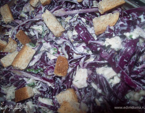 все тщательно перемешайте и добавьте гренки. Для гренок: хлеб нарежьте на кусочку и посушите на сковороде без масла