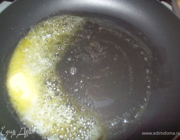 растопить на сковороде сливочное масло