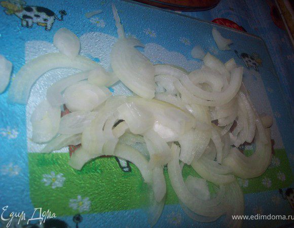 нарезать кольцами или полу кольцами репчатый лук