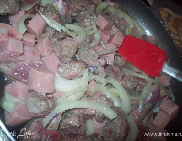 Обжариваем мясо, ветчину и лук в течении 5-7 минут