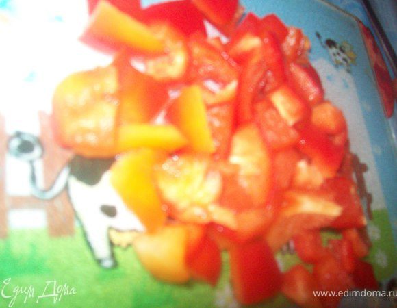 режем красный болгарский перец кубиком