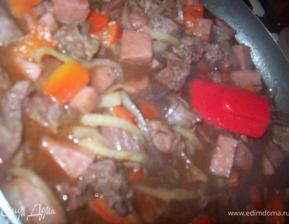 все тщательно перемешиваем и оставляем примерно минут на 40 тушится