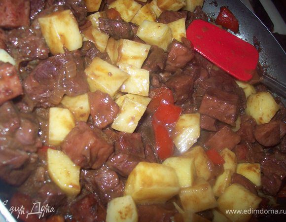 кртошку порезать кубиками 2 на 2 и добавить в гуляш. тушим еще минут 15-20 до готовности картошки. Далее подаем блюдо к столу.)))