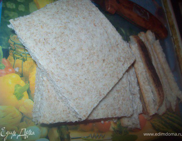 взять хлеб для сэндвичей и обрезать корки