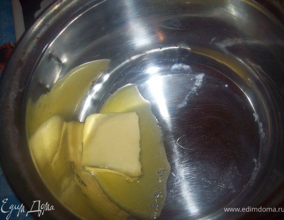 в кастрюле  на маленьком огне распустить сливочное масло