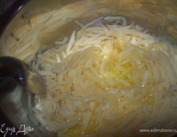 Сыр натереть на крупной терке. Добавляем сыр в расплавленное масло, добавляем пиво, соль, перец и постоянно помешиваем до полного расплавления сыра. постоянно помешиваем.