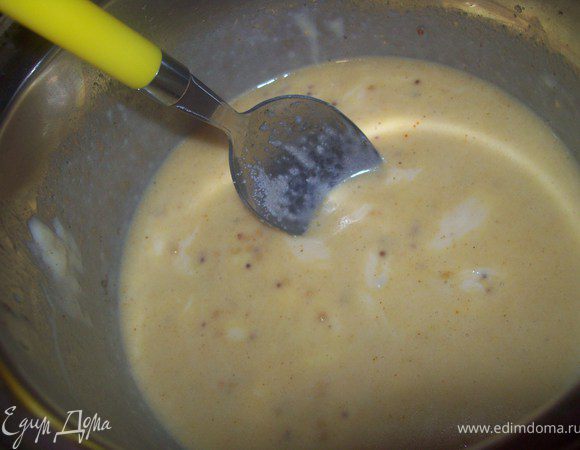 Добавляем в сырную смесь горчицу, соль и перец. Не перестаем постоянно помешивать. Снимаем с огня.