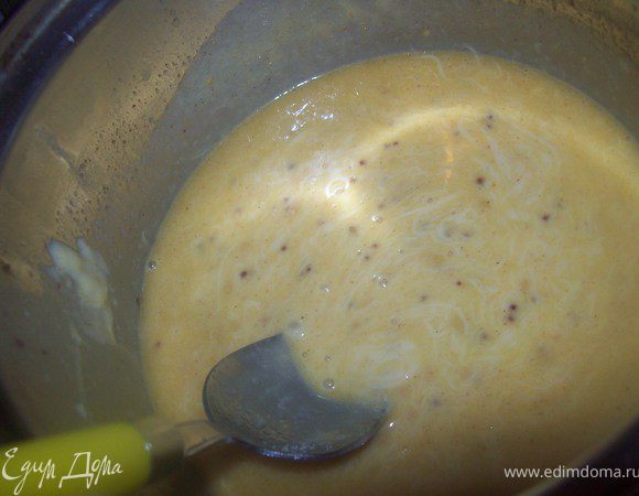 добавляем 2 желтка и активно их вмешиваем в смесь.