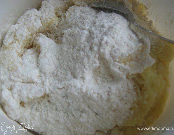 Отварную или запечённую свёклуочистить, натереть на мелкой тёрке,добавить измельчённый чеснок (по желанию можно орехов грецких добавить)заправить сметаной,посолить по вкусу.Охладить.
Картофель очистить,отварить до готовности.Готовый картофель размять толкушкой,дать не много остыть,посолить по вкусу, вбить яйцо,добавить муку,хорошо перемешать,должно получиться однородное тесто,но не крутое.