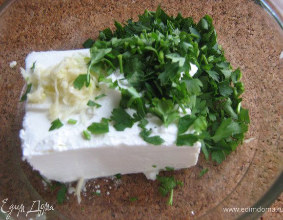 Брынзу размять вилкой,добавить измельчённые зелень и чеснок,массу хоршо перемешать.