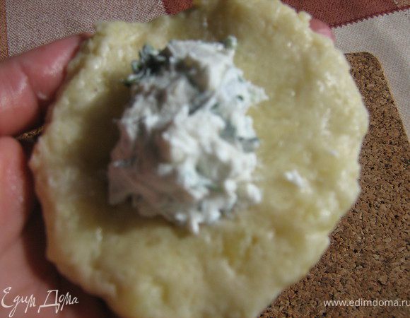 Из картофельного теста мокрыми руками(это важно-тесто будет липким,поэтому руки нужно смачивать водой!)сформировать круглые лепёшки,уложить на каждую лепёшку ложку начинки,