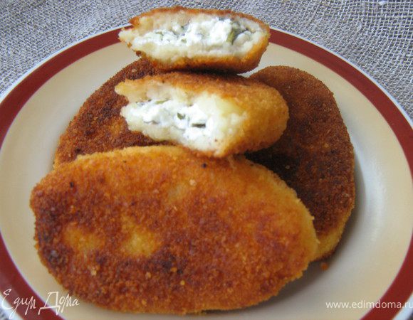 Подавать пирожки тёплыми с горячим мясным или куриным бульоном и свекольно-сметанным соусом.Просто,сытно и очень вкусно! Приятного аппетита!