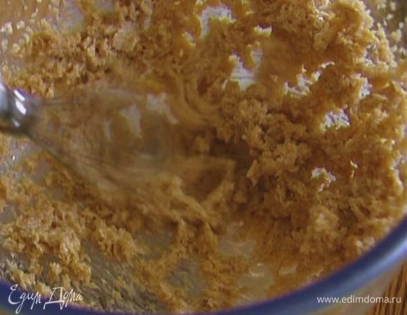 Приготовить тесто: 100 г сахара взбить миксером с предварительно размягченным сливочным маслом. 