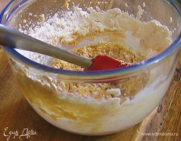 Всыпать 3 ст. ложки муки, разрыхлитель, соль, добавить ванильный экстракт и вмешать тесто лопаткой.