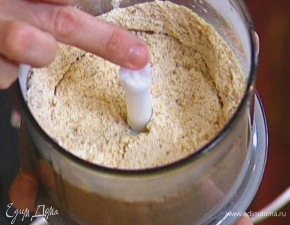 Фундук вместе с оставшейся мукой и сахаром измельчить в блендере в мелкую крошку.
