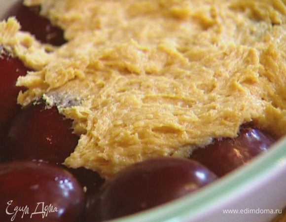 Сливы разрезать пополам и, удалив косточки, выложить в большую керамическую форму срезами вниз, сверху равномерно распределить тесто.