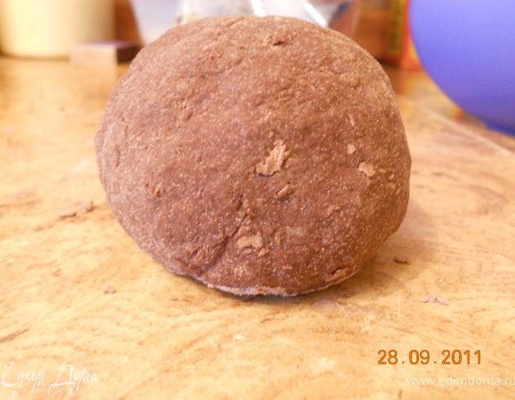 Просеять в миску муку и какао, сделать углубление, разбить в него яйцо, добавить масло. Взбивать вилкой, захватывая понемногу муку; добавить 2 ст. л. воды, продолжать размешивать. Вымесить тесто, накрыть влажным полотенцем, оставить на 30 мин. 