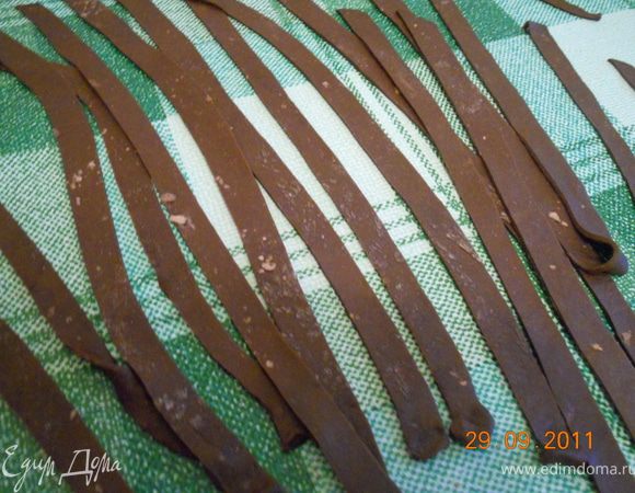  готовое тесто раскатать, порезать на полоски