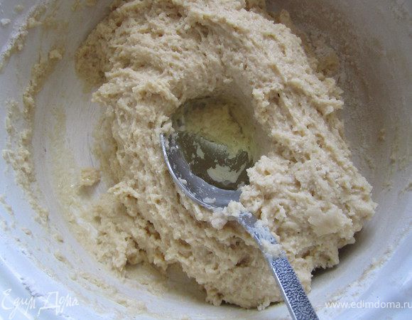 3. Добавить муку и разрыхлитель. Замесить тесто (очень мягкое, чтобы его можно было высадить через шприц кондитерский)