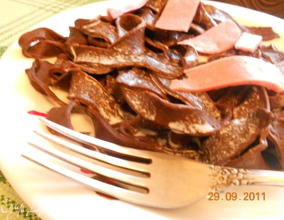  пасту откинуть на дуршлаг, выложить на тарелку , полить соусом, посыпать нарезанной полосками ветчиной 
 и приятного  аппетита!!!.