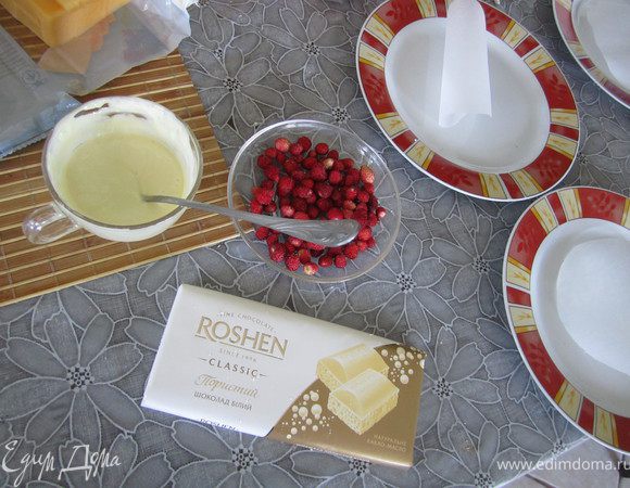 9. Растопить белый шоколад. Приготовить землянику. Отобрать самую красивую на верхний лист (2 внутрь и один на верх)