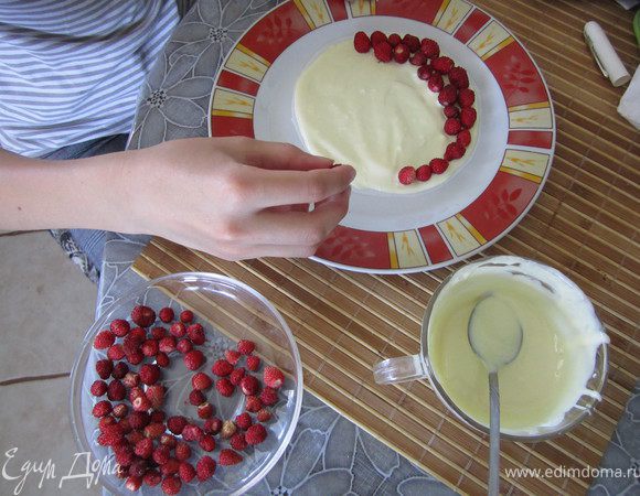 10. Вылить третью часть шоколада на кружочки из бумаги (пекарской). Бумага должна лежать на ровной тарелке. Размер такой же как корж. Выложить землянику. Те кружочки, что пойдут вовнутрь торта можно выкладывать в произвольном порядке. Отправить в холодильник. 