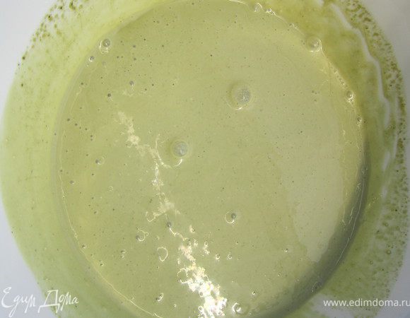 14. Взять 0,5 л сметаны, добавить сахар и мяту. Взбить. Ввести замоченный желатин. 