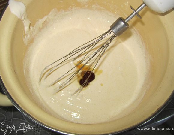 15. Взять 1 л сметаны, добавить кленовый (другой) сироп и сахар, взбить и ввести замоченный желатин. 