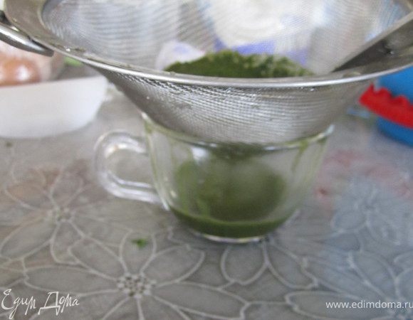 13. Перебить с 2 ст л горячей воды в блендере, оставить на 5 минут, процедить через сито, жмых отжать и выбросить. 