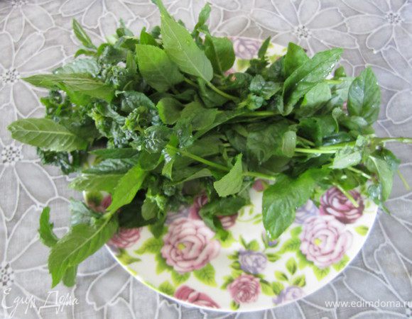 12. Готовим мяту для мытного суфле. Оборвать листики (у меня получилось 100 г. в следующий раз буду больше)