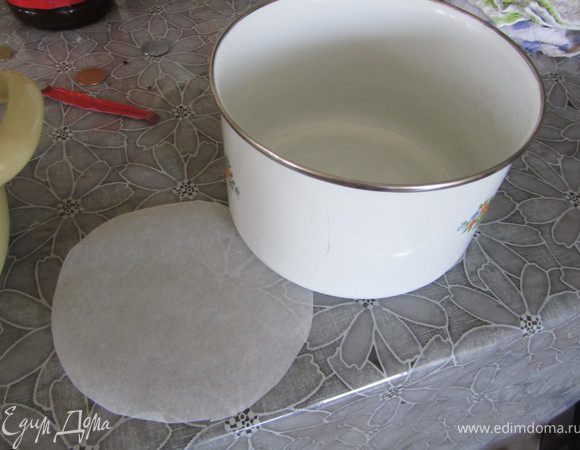 16. Собираем наш торт (ОЧЕНЬ БЫСТРО). Я это делала в круглом судочке. На дно вырезаем круг их бумаги. 