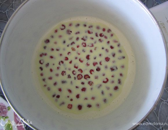 19. Накрываем одним шоколадным кругом (бумагу снять) земляникой в суфле. 