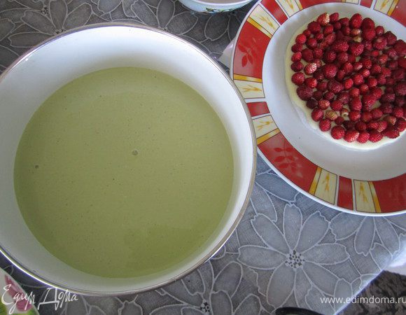 20. Выливаем второй слой суфле (с мятой). 