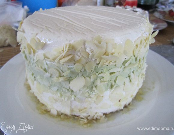 24. Посыпаем края миндальными лепестками (если не липнут - смазать края сиропом)