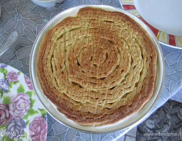 22. Выливаем оставшееся белое суфле. Накрываем коржом (дном вверх). 