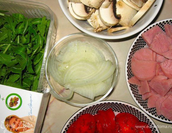 Теперь аккуратно все нарежем небольшими кусочками и разложим в отдельные емкости. Так будет удобней раскладывать потом на тесто. Помидоры сразу немного присолим и поперчим черным перцем, так они будут вкуснее намного.