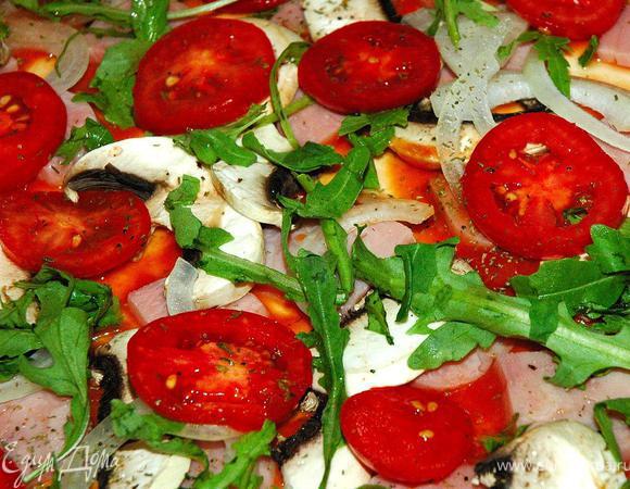 Теперь раскатаем наше тесто настолько тонко, насколько это возможно. Ловко и аккуратно переложим его на противень с бумагой для выпечки. По краям теста сформируем небольшие бортики. Теперь смажем поверхность теста томатным соусом (у меня всегда в запасе протертые томаты с базиликом и чесноком), на край и кетчуп подойдет, хотя я его не жалую.