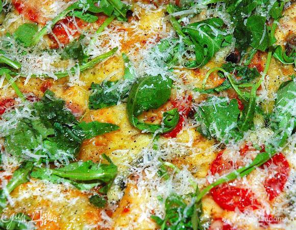 Пока пицца не остыла, посыпаем ее остатками рукколы, мелко натертым пармезаном (обожаю двойной сыр), еще немного молотого перца и сбрызнем хорошим оливковым маслом. А теперь быстро поедаем ее, нежную, сочную, ароматную и невероятно вкусную! Приятного аппетита!