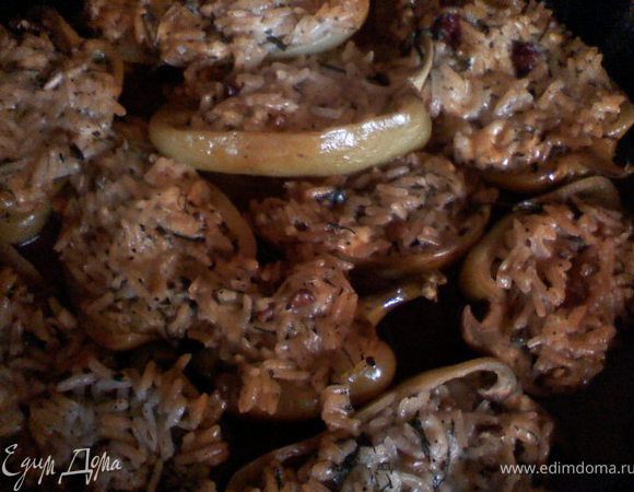  Обжариваем на разогретой сковороде фисташки, после появления замечательного аромата снимаем с огня и толчем в ступке.  
 На сковороде обжариваем с добавлением оливкового масла обжариваем мелко нарезанные лук и чеснок. После того как овощи стали прозрачными добавляем рис, орегано, чили (мелко порезанный,соль, перец.
 Вливаем 300 мл. бульона и готовим минут 10-15 пока рис не впитает воду.
 Снимаем с огня добавляем фету, свежие травы и фисташки.
 Перцы чистим 9 удаляем семена) и разрезаем пополам, так что бы остались хвостики.Плотно укладываем овощи в форму.
 Аккуратно раскладываем начинку не утрамбовывая. Сбрызгиваем овощи оливковым маслом.
 Растворяем томатную пасту в оставшемся бульоне и вливаем в форму вокруг овощей. 
Накрываем фольгой и готовим в духовке 60-75 минут. За 15 минут до готовности снять фольгу. Приятного всем аппетита.))